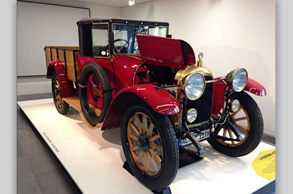 Наречен на герой от скандинавската митология, базираният в Аахен Fafnir е един от най-ранните немски производители. Започва да прави двигатели и цели коли от 1908 година. Моделите са силни и се състезават успешно в моторните спортове, като един от членовете на отбора е бъдещият пилот на Mercedes - Рудолф Карачола. Тази връзка е една от малкото причини компанията все още да се помни, след като излиза от бизнеса през 20-те години на миналия век.
